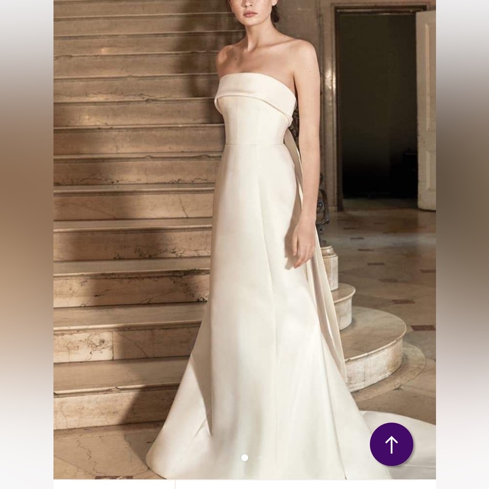 Carolina Herrera Hunter Wedding Gown - Picture 2 of 5